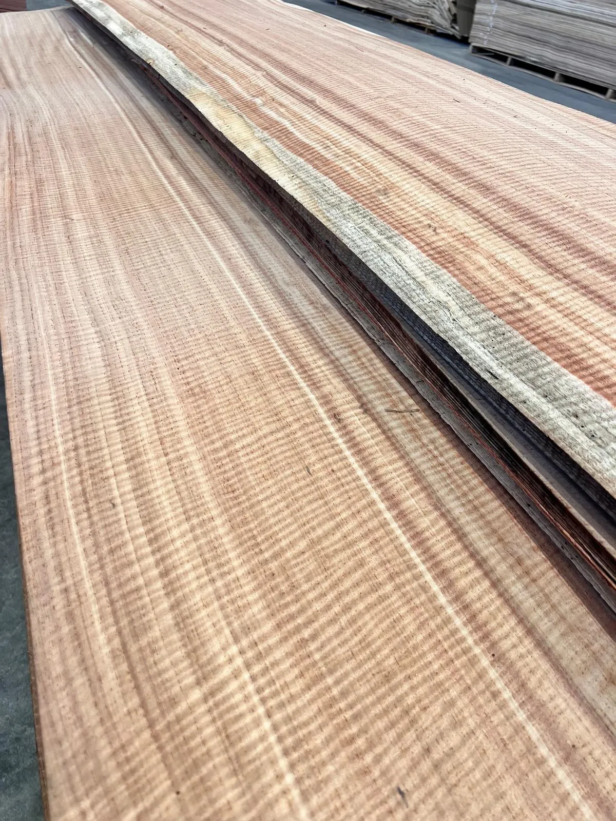 Veneer with curly, wavy figure