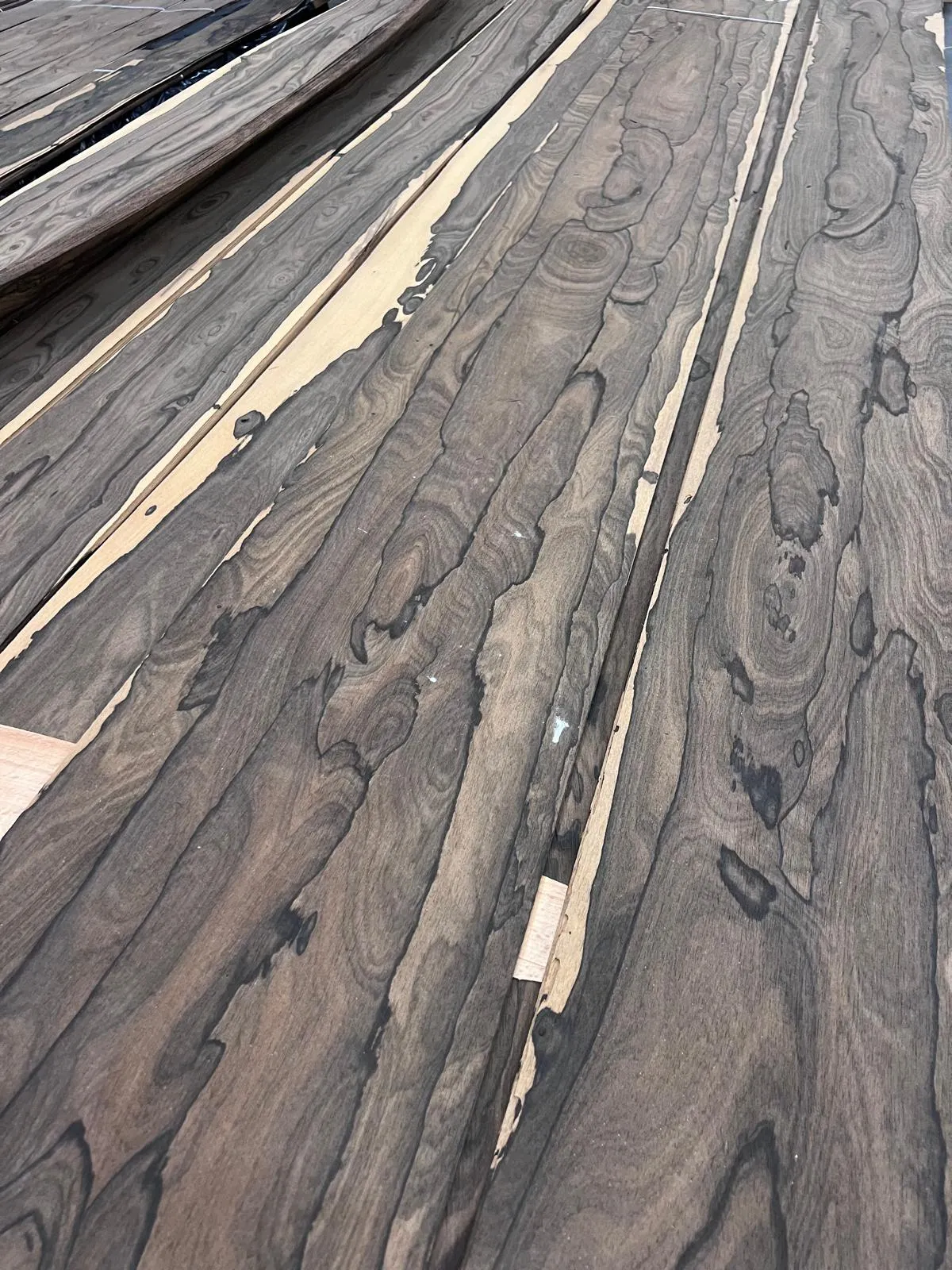 Dark figured veneer leaves with contrasting grain