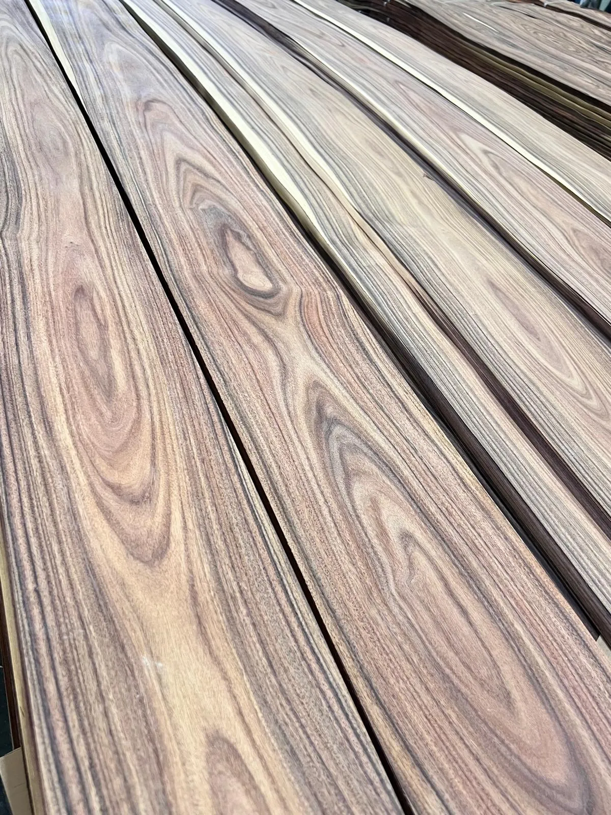 Figured veneer leaves with pronounced dark grain