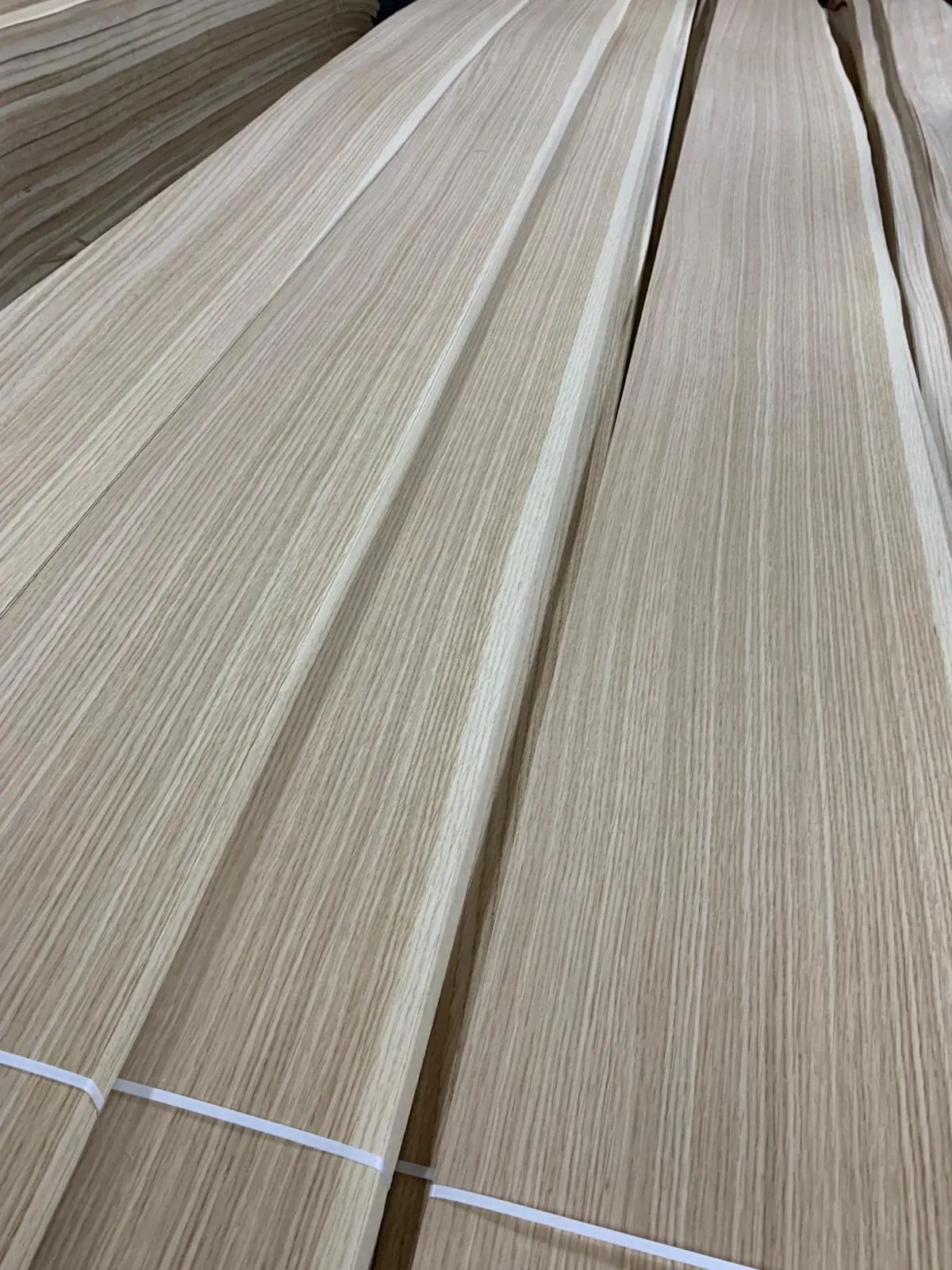 Sliced wood veneer sheets with straight grain