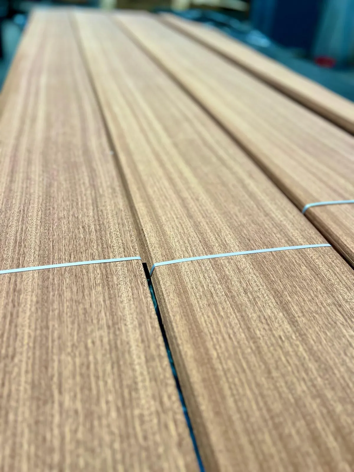 Bundles of straight-grain veneer