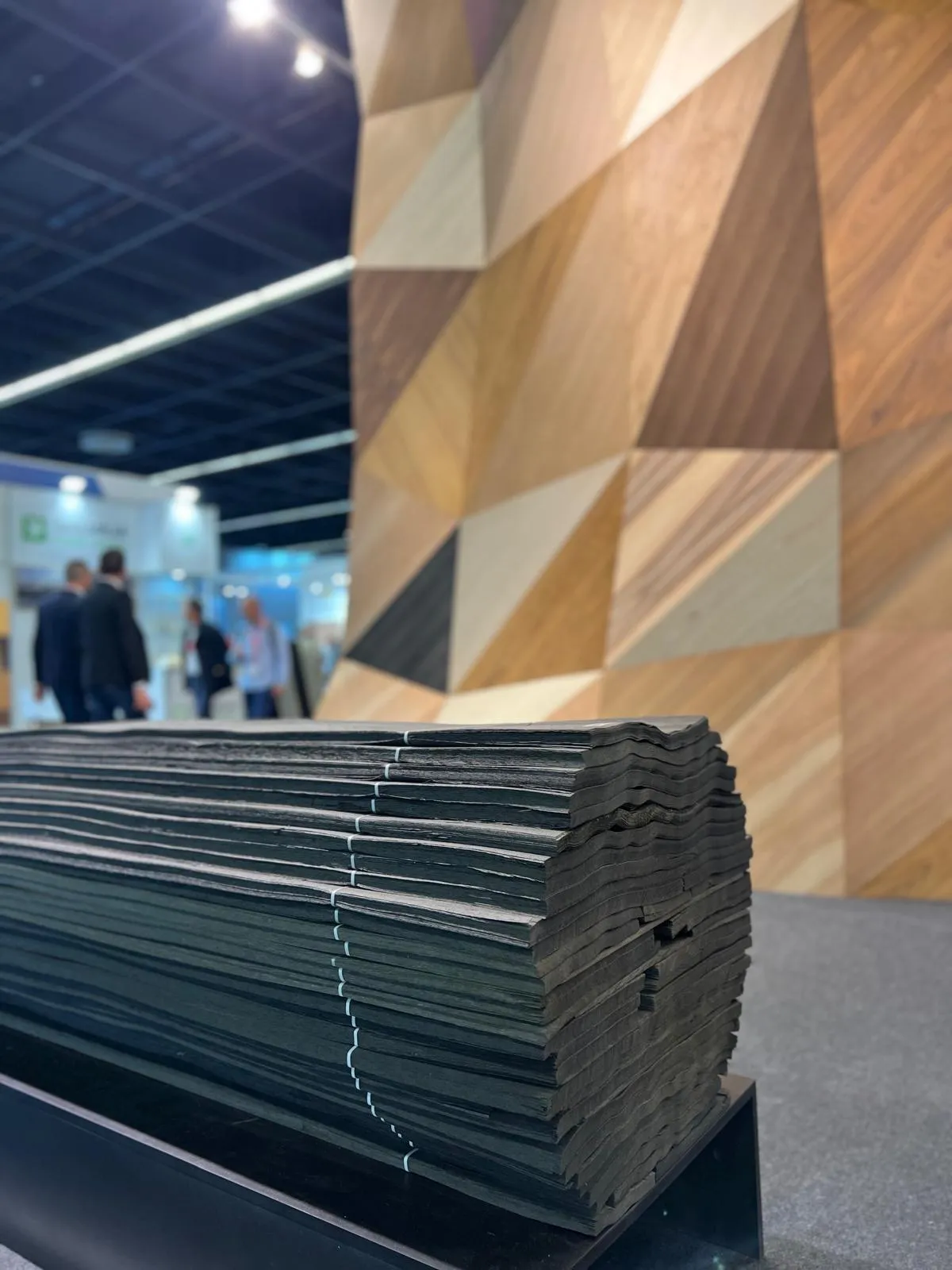 Veneer display with geometric wood panels at an exhibition stand